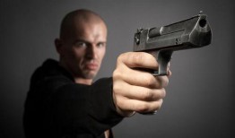 枪口之下 ????,揭秘战争阴影下的生存与抗争